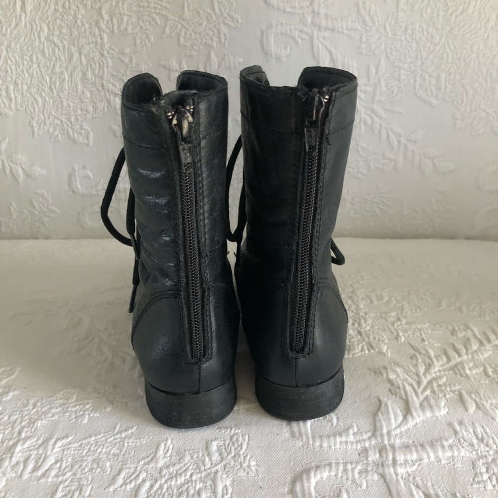Steve Madden lace up boots. Size 6 - Picture 6 of 7
